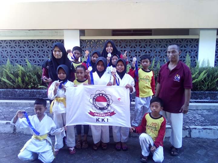 NEWS: Sebagin tim KKI SD N Banyubiru 02 bersama pelatif dan official saat mengikuti ajang kejuaraan di Jogja (18/1/2020)-(Foto: Istimewa)