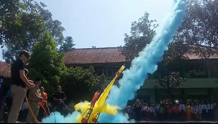 NEWS: Peluncuran Roket Air Warna sebagai tanda pembukaan workshop Robotic dan Roket Air di MTS Negeri 1 Magelang di Borobudur (20/1/2020)-(Foto: bsn)