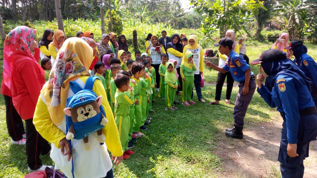 SERU: Damkar Kabupaten Magelang saat outbond bersama anak PAUD Nurul Huda Kalinegoro, Selasa (21/1). (Foto: Wahid Fahrur Annas)
