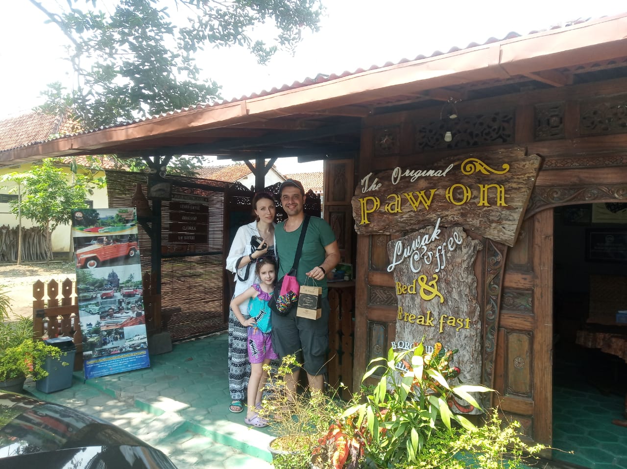 NEWS: Wisatawan asing saat berkunjung ke Pawon Kopi Luwak di Wanurejo Borobudur (21/1/2020)-(Foto: bsn)