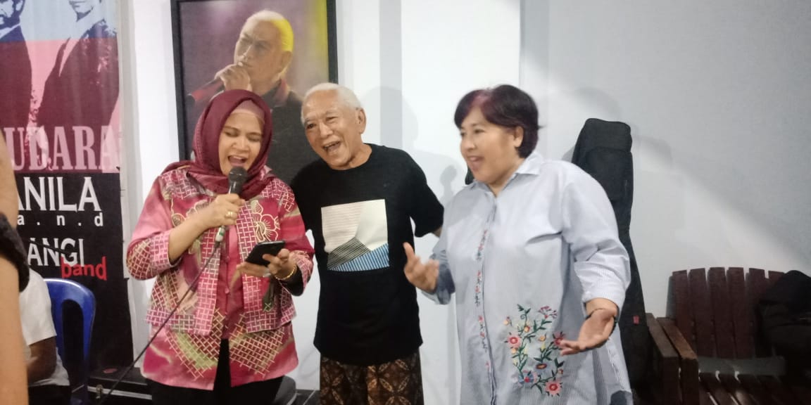 MERDU: Windarti Agustina bersama Koesnomo Koeswoyo dalam ulang tahun ke-81 sang legenda musik Indoensia itu, malam ini (21/1). (Foto:Miftakhul Hayu Jatiningtias)