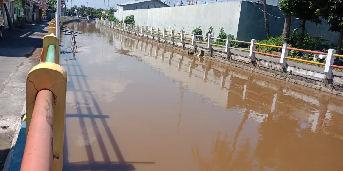 NORMAL: Kondisi aliran Kali Manggis di Kelurahan Kedungsari, Magelang usai banjir, Kamis (23/1). (Foto: Miftakhul Hayu Jatiningtias)