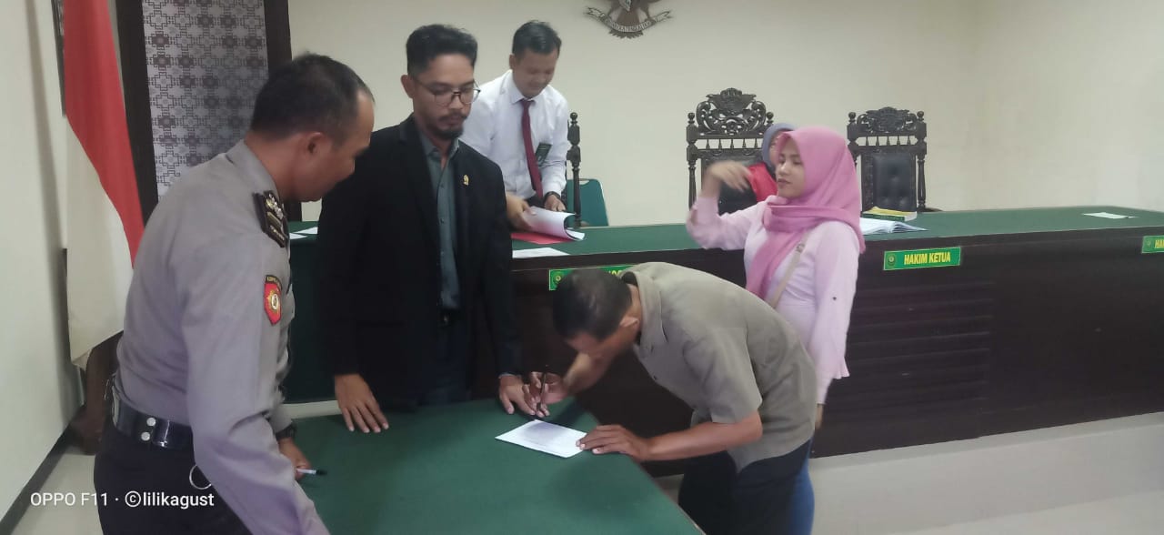 RUANG SIDANG: Terdakwa Bambang saat mengisi berita acara usai sidang vonis di PN Mungkid, Senin (20/1). (Foto: Istimewa)