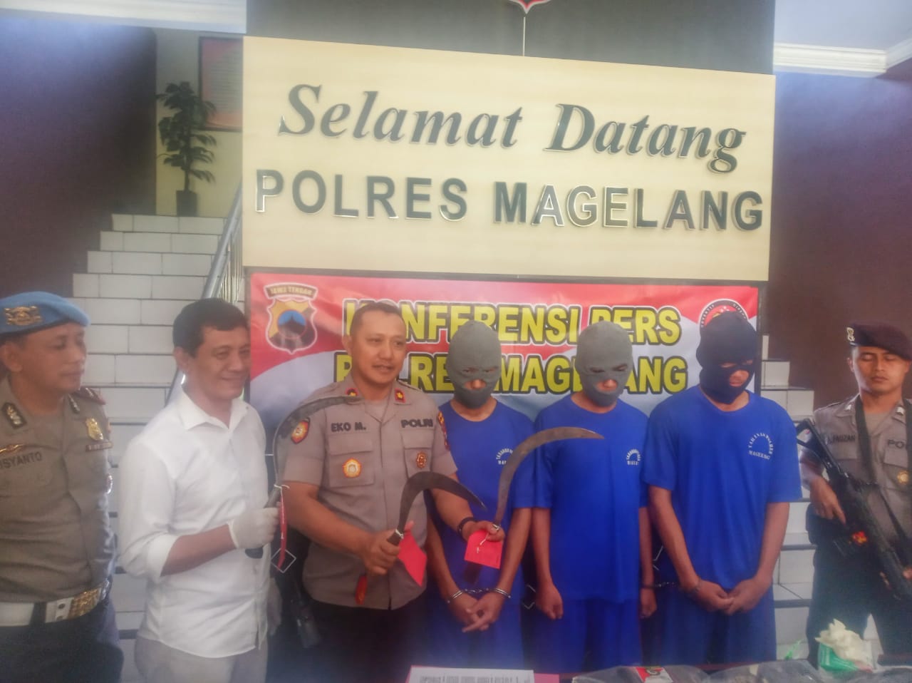 NEWS: Waka Polres Magelang saat ungkap kasus tawuran pelajar dan mendatakang 3 pelajar sebagai pelaku pembacokan (23/1/2020)-(Foto-bsn)