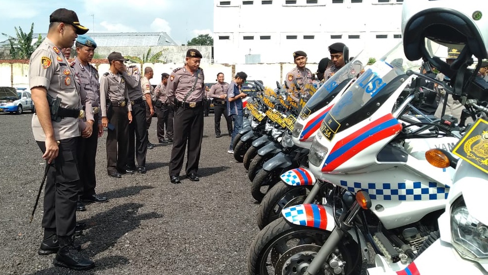 PEMERIKSAAN: Kapolres Magelang Kota AKBP Idham Mahdi mengecek kesiapan kendaraan, Kamis (23/1). (foto: Miftakhul Hayu Jatiningtias)