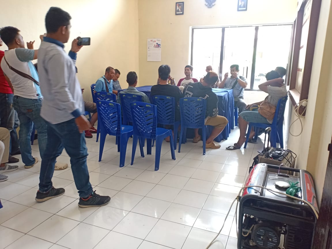 NEWS: Proses musyawarah yang di mediasi dan dilakukan di ruangan Mako Polsek Muntilan (23/1/2020)-(Foto: istimewa)