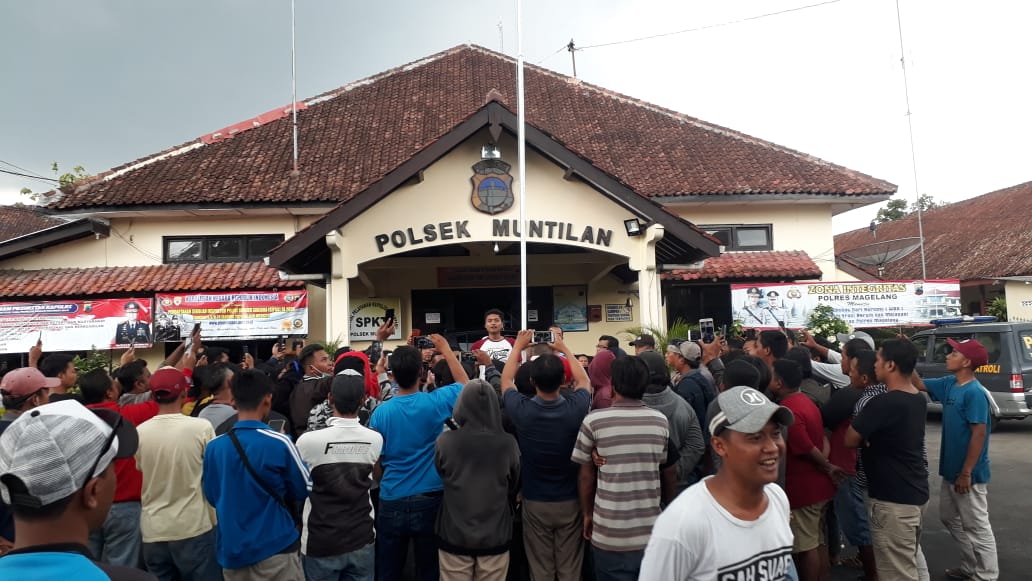 NEWS: Puluhan massa Komunitas Merpati Kolongan grudug salah satu warga Muntilan (23/1/2020)-(Foto: Istimewa)