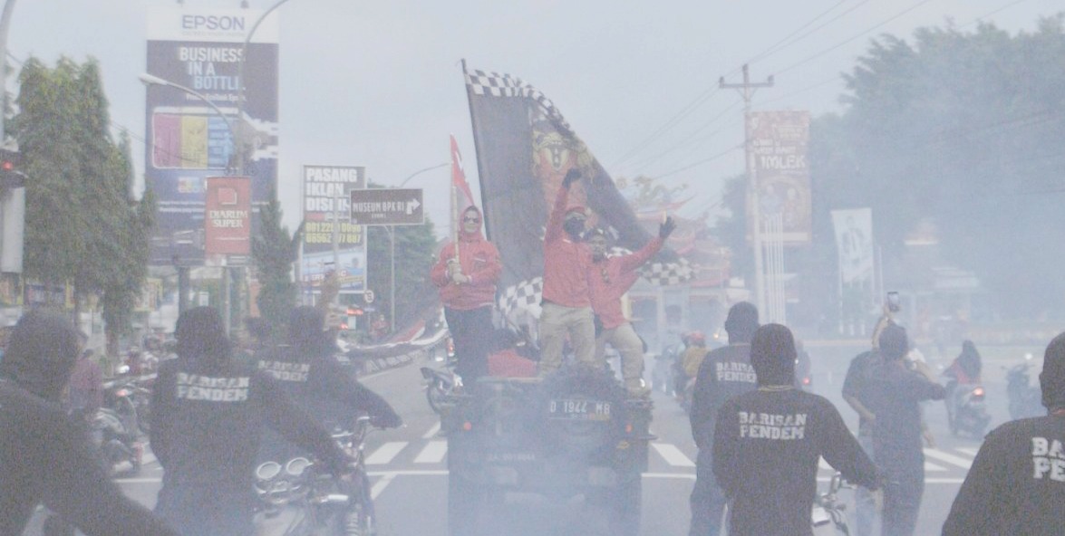 PEMIMPIN: Ketua Badan Pemenangan Pemilu DPC PDI Perjuangan Kota Magelang, Windarti Agustina (membawa bendera) memimpin konvoi ribuan anggota laskar di Magelang, Jumat (24/1). (Foto: Miftakhul Hayu Jatiningtias)