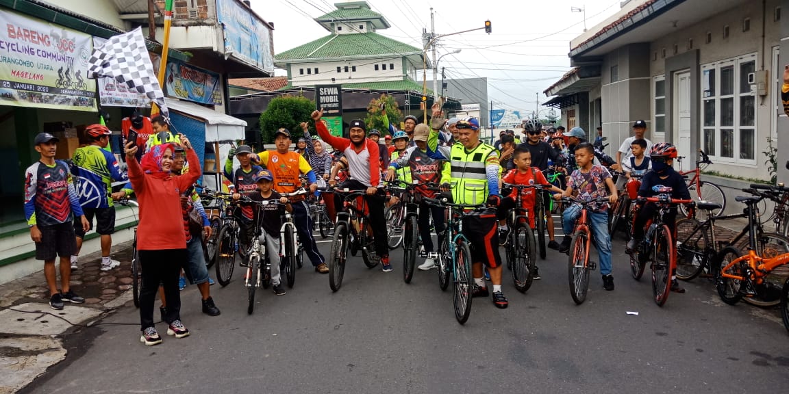 MERIAH: Wawali Magelang Windarti Agustina saat mengibarkan bendera start gowes bareng Jagoan Cycling Club (JCC), Sabtu pagi, (25/1). (Foto: Miftakhul Hayu Jatiningtias)