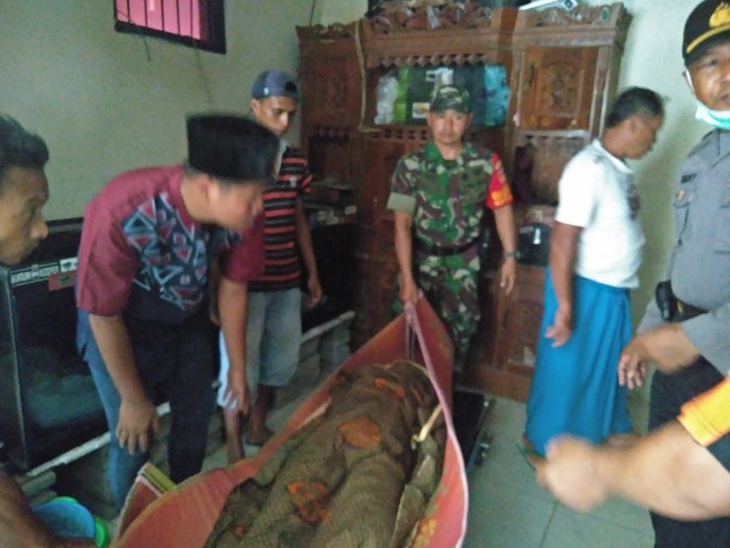 KANTONG MAYAT: Anggota Polsek dan Koramil 14/Muntilan dibantu warga mengevakuasi jasad bocah SD gantung diri di Menayu Muntilan, Sabtu (25/1). (Foto: han)