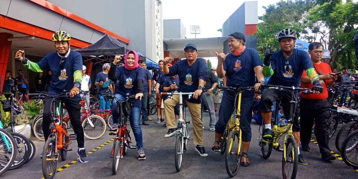 SEPEDA: Wakil Walikota Magelang Windarti Agustina (dua kiri) bersama Sekda Kota Magelang Joko Budiyono saat berpose di atas sepeda lipat di GOR Samapta Magelang, Minggu (26/1). (Foto: Miftakhul Hayu Jatiningtias)