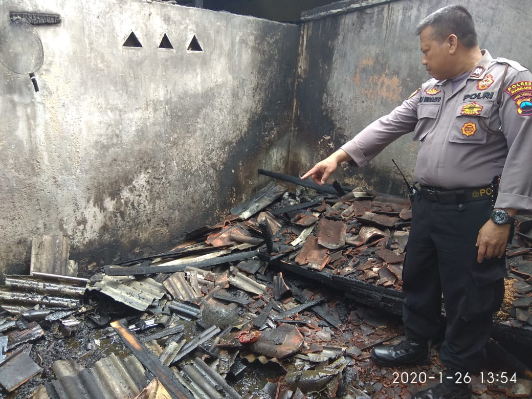 NEWS: Petugas Polsek Muntilan saat melakukan olah TKP di lokasi kebakaran di Muntilan (26/1/2020)-(Foto: istimewa)