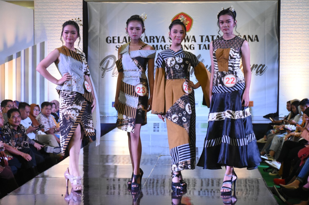 NEWS: Empat model cantik pamerkan busana karya siswi SMK Negeri 3 Magelang (26/1/2020)-(Foto: Istimewa)