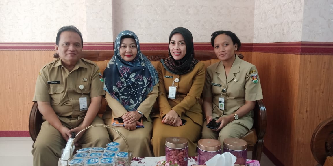 NEWS : Kepala Disperpusip Kota Magelang bersama pegawainya sesaat diwawancarai terkait IMagelang dan peningkatan Literasi (27/1/2020)-(Foto: cr1)