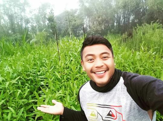 NEWS: Sulistyo saat memamerkan ribuan bibit pohon tengsek hasil budidayanya (Foto: Istimewa)