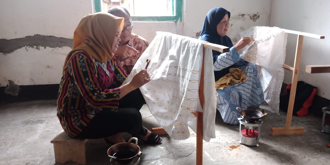 MENCANTING: Wakil Walikota Magelang Windarti Agustina unjuk kebolehan dalam membatik (Foto: Miftakhul Hayu Jatiningtias)