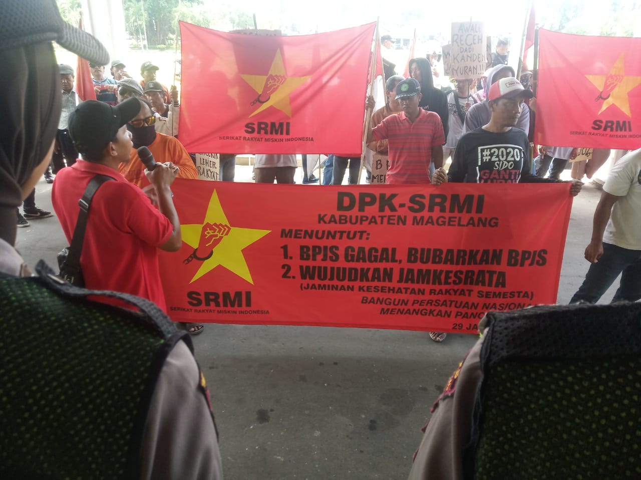 ASPIRASI: Puluhan massa menamakan DPK-SRMI menggelar unjuk rasa di depan Pendopo Pemkab Magelang, Rabu (29/1). (Foto: bsn)