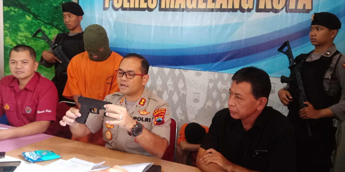 PISTOL: Kapolres Magelang Kota Idham Mahdi bersama pelaku pemerasan menunjukkan korek api berbentuk pistol kepada awak media, Kamis (30/1). (Foto: Miftakhul Hayu Jatiningtias)