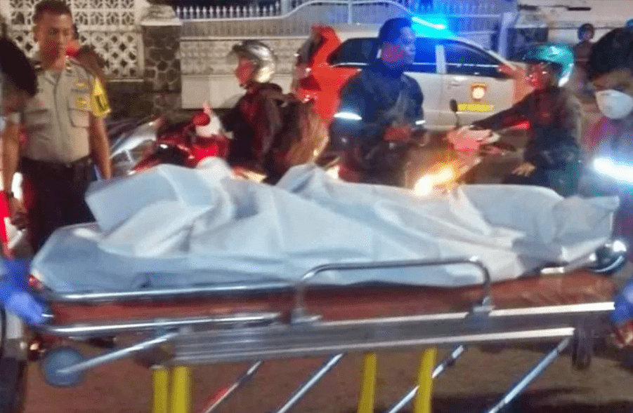 NEWS: Jenazah kakek tukang becak ini saat di evakuasi petugas ke RS Bhayangkara Yogyakarta (28/1/2020)-(foto: istimewa)