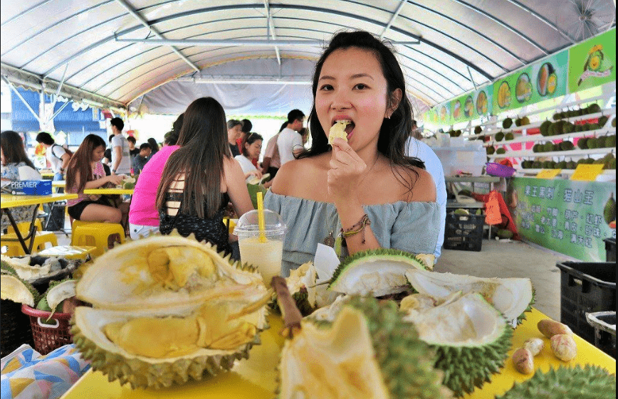 ILUSTRASI : Seorang gadis makan durian sepuasnya (Foto: Internet)