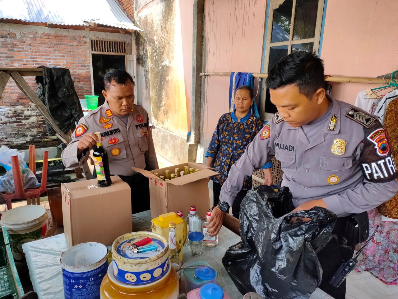 Polisi Amankan Emak Emak Penjual Miras di Secang