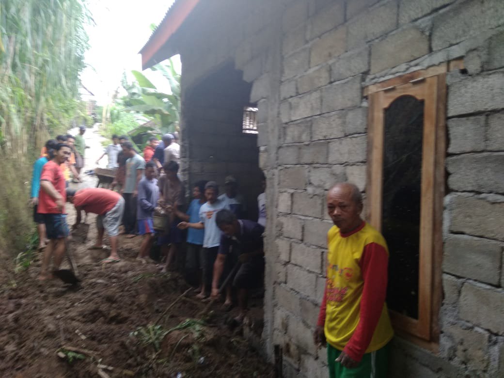 Longsor di Sawangan Jebol Tembok Rumah Warga