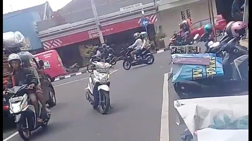 Fakta Dibalik Viralnya Video Emak emak Parkir Motor di Tengah Jalan Magelang