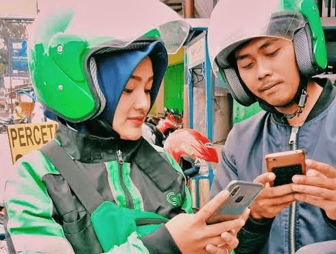 ILUSTRASI : Driver ojol cantik saat menunjukan tarif kepada konsumennya (Foto: internet)