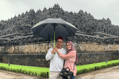 NEWS: ROmantais pasangan Pasha Ungu dan Adelia saat berkunjung di Candi Borobudur (1/1)-(Foto: IG @aleiapasha)