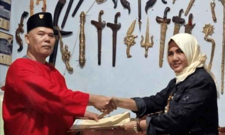 NEWS: King Of The King Baju Merah Berpeci (Foto: Istimewa)