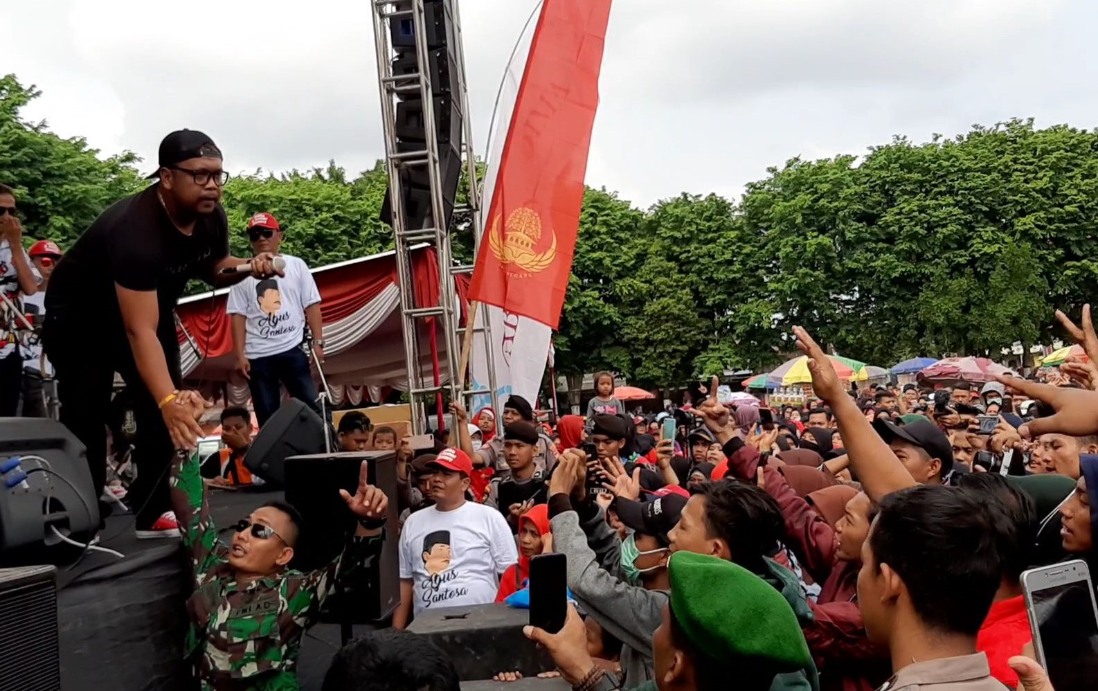 ILUSTRASI: Abah Lala 86 saat konser ambyar (Foto: Internet)