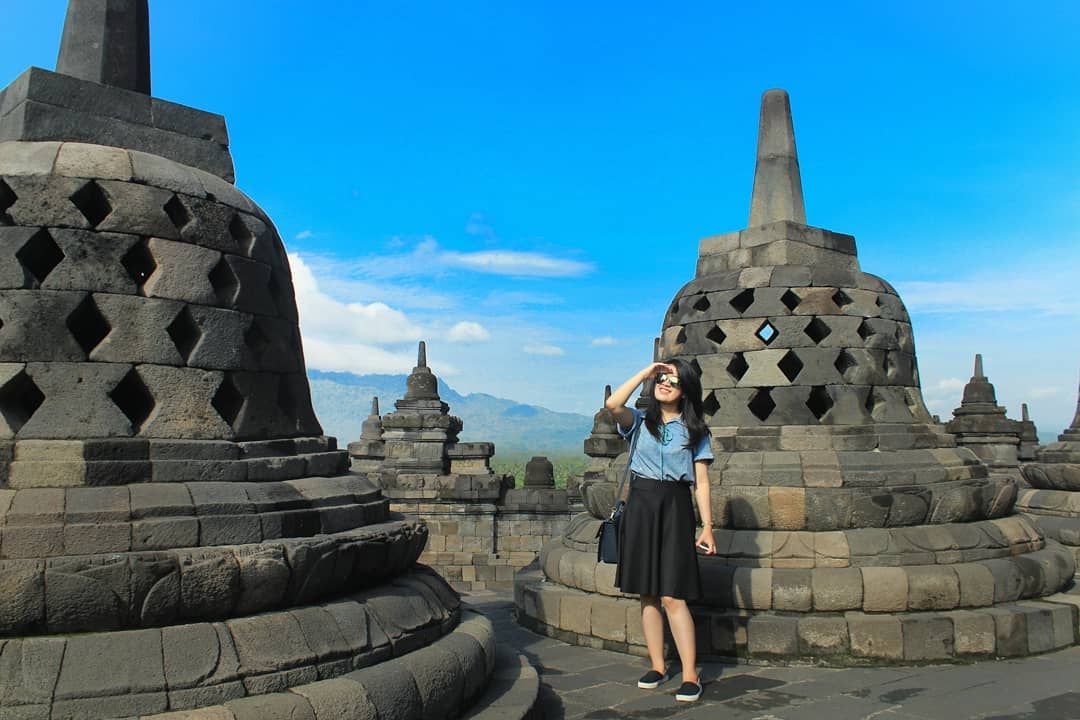 ILUSTRASI : Salah satu pengunjung saat berkunjung di candi borobudur dan tidak musim hujan (Foto: Internet)