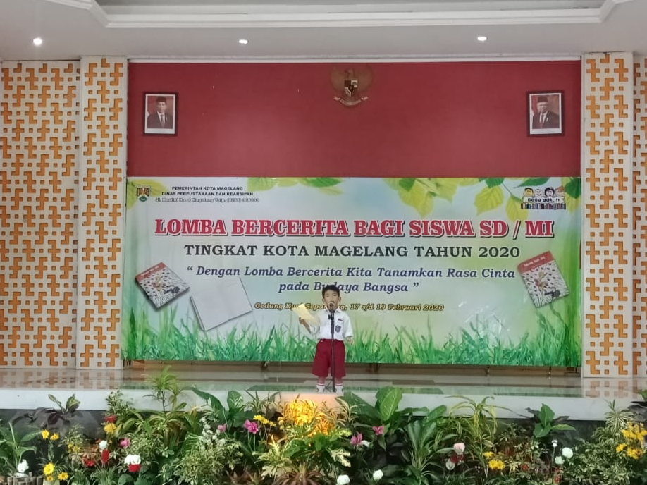 PERFORM: Salah satu peserta lomba bercerita yang digelar Disperpusip Kota Magelang di Gedung Kyai Sepanjang, Rabu (19/2). (Foto: Miftakhul Hayu Jatiningtias)