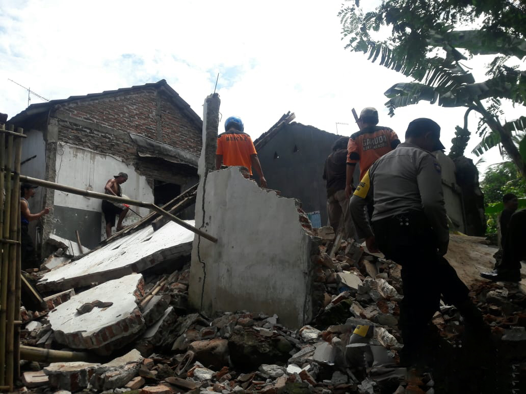 DIBONGKAR: Relawan dibantu warga merobohkan sisa bangunan dapur rumah milik Priyanto. (Foto: Istimewa)