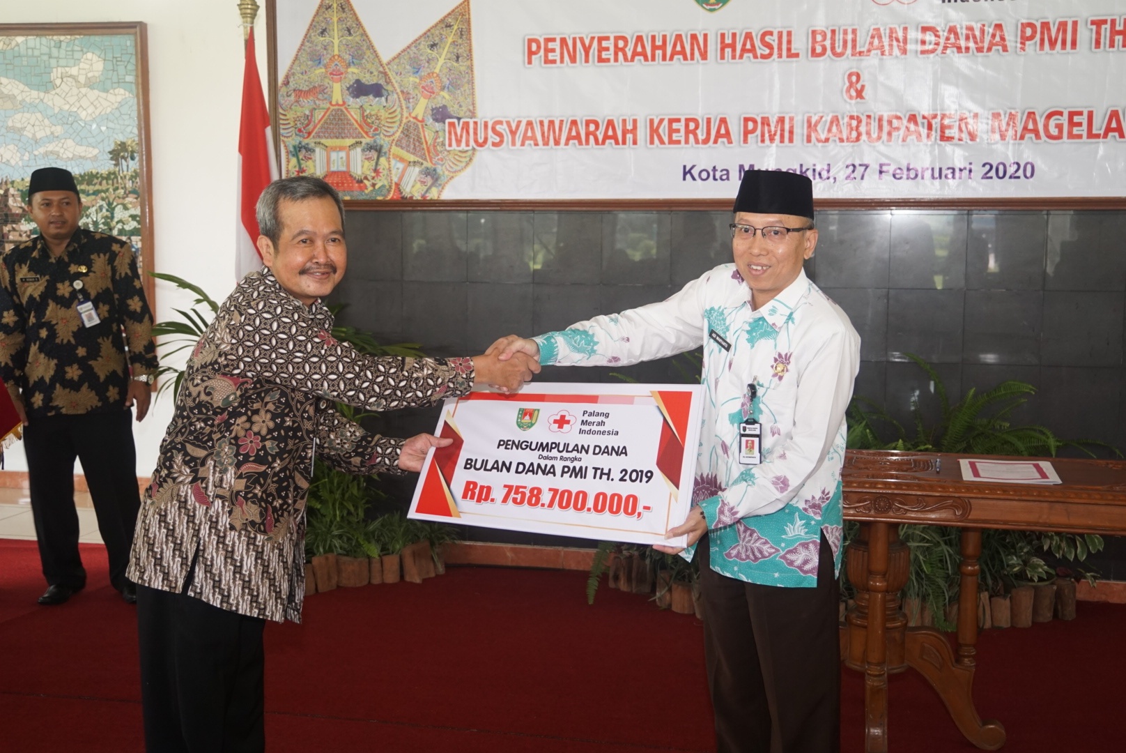 NEWS: Sekda Pemkab Magelang terima simbolis dari panitia hasil penggalangan bulan dana pmi 2019 (27/2/2020)-(Foto: Istimewa)