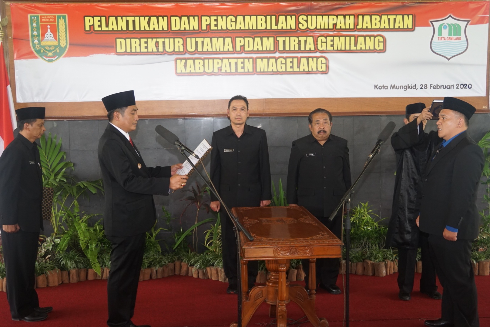 NEWS: Bupati Magelang Zaenal Arifin saat melantik Direktur Utama PDAM Tirta Gemilang Kabupaten Magelang (28/2/2020)-(Foto: Istimewa)