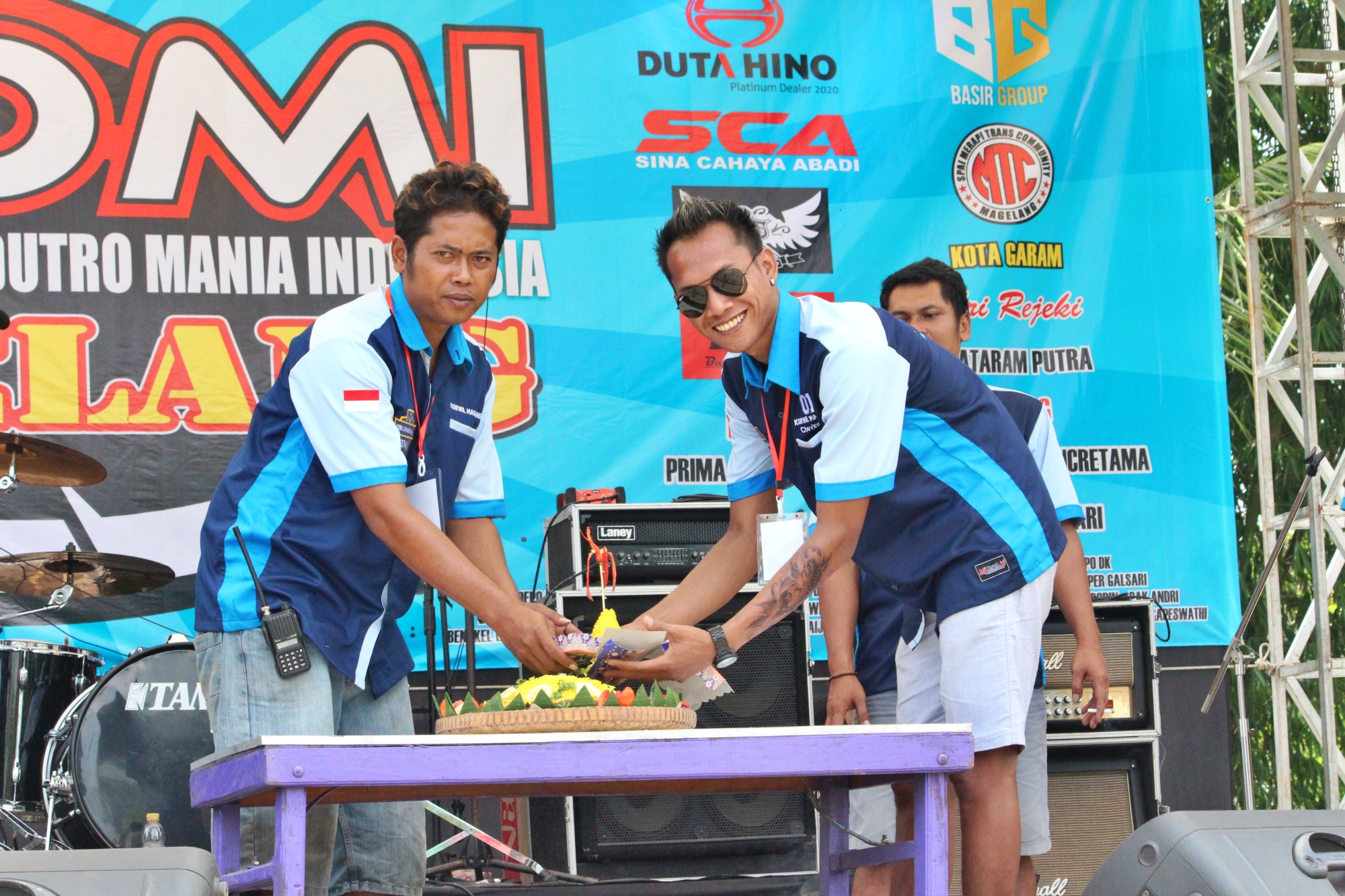NEWS: Ketua DMII Magelang saat serah terima tumpeng dengan pengurus DDMI Pusat dalam acara peresmian DDMI Magelang (23/2/2020)-(Foto-bsn)