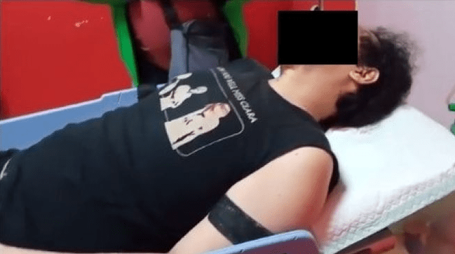 TERBARING: Seorang driver ojek online diduga menjadi korban klitih di Jalan Kabupaten, Sleman, Jogjakarta, Sabtu (1/2). (Sumber: Facebook Eko Ndhut)