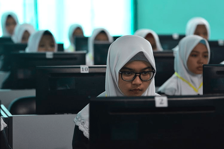 SIMULASI: Para siswa SMP di Kota Magelang mulai menggelar simulasi jelang pelaksanaan UNBK SMP, Senin (3/2). Foto: (Istimewa)