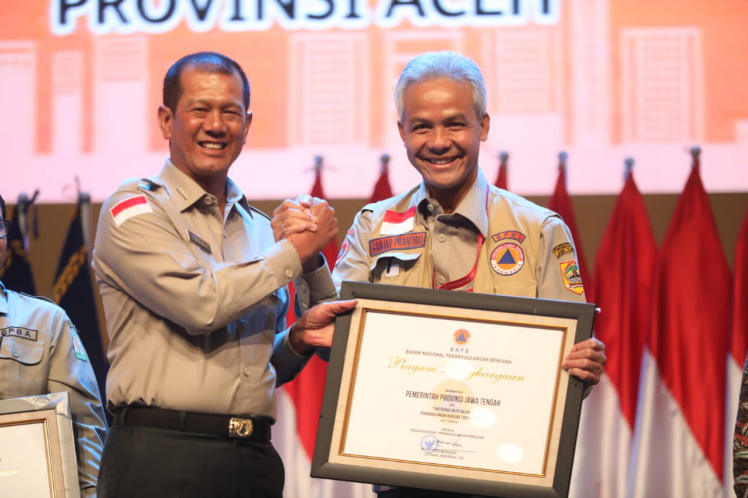 KEMANUSIAAN: Gubernur Jateng Ganjar Prawo menerima penghargaan sebagai provinsi yang selalu berpartisipasi aktif dalam penanggulangan bencana di tahun 2019. (Foto: Humas Pemprov Jateng)