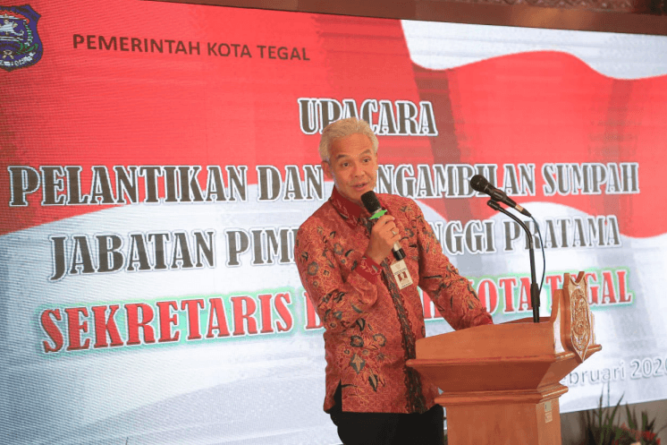 WEJANGAN: Gubernur Jateng Ganjar Pranowo dalam acara pelantikan Sekretaris Daerah Kota Tegal, Johardi, di Pendopo Ki Gedhe Sebayu Kota Tegal, Rabu (5/2). (Foto: Humas Pemprov Jateng)