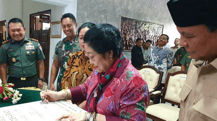 PERESMIAN: Megawati Soekarnoputri didampingi Menhan Prabowo Subianto dan Ketua DPR RI Puan Maharani meresmikan patung Ir Soekarno di Akmil Magelang, Jumat (7/2). (Foto: Istimewa)