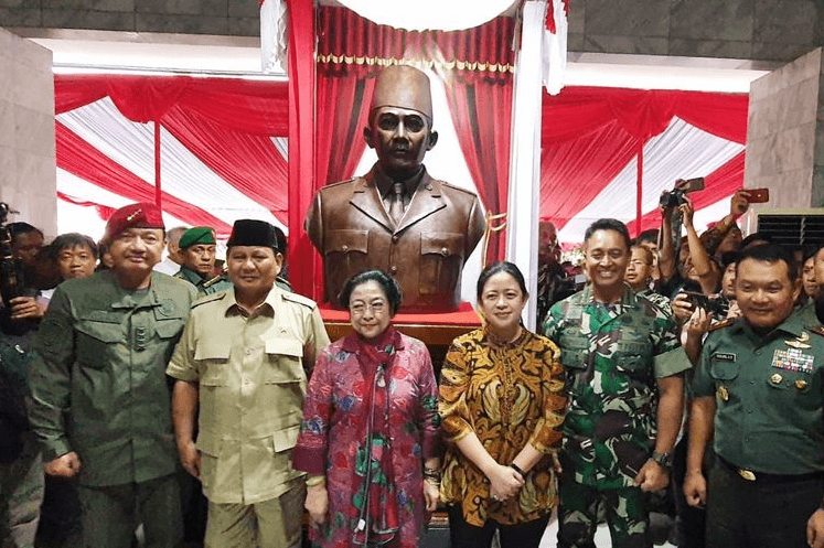 KHARISMATIK: Presiden RI ke-5, Megawati Soekarnoputri, Ketua DPR RI Puan Maharani dan Menhan Prabowo Subianto beserta jajaran pejabat pusat di Akmil Magelang. (Foto: Istimewa)