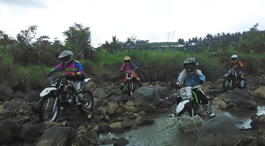 Ekstrem: Para peserta menerabas medan kali saat Magelang Trail Adventrue 2. (Foto: Istimewa)