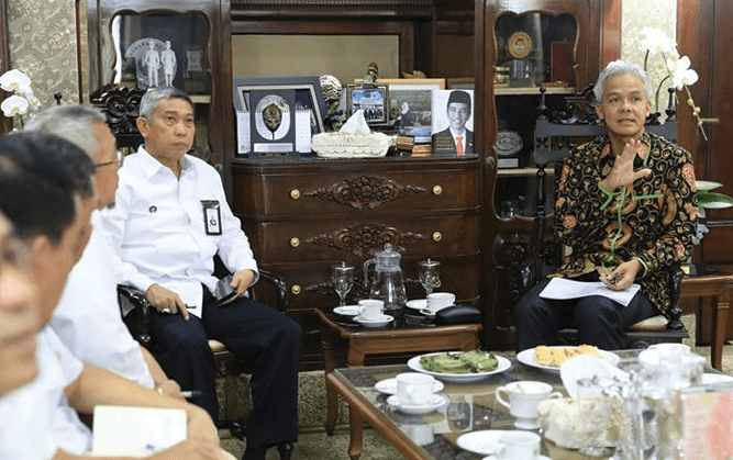 LAPORAN: Gubernur Ganjar Pranowo menerima direktur pengembangan bisnis dan industri Bulog dalam rangka laporan pembangunan Modern Rice Miling Plant di wilayah Jateng, Senin (10/2). (Foto: Humas Pemprov Jateng)