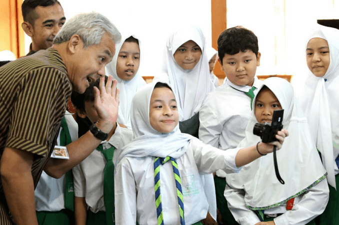 NGEVLOG: Gubernur Ganjar meladeni siswa SD Al Azhar Syifa Cibubur, Syaika Luttaya membuat vlog, Selasa (11/2). (Foto: Humas Pemprov Jateng)