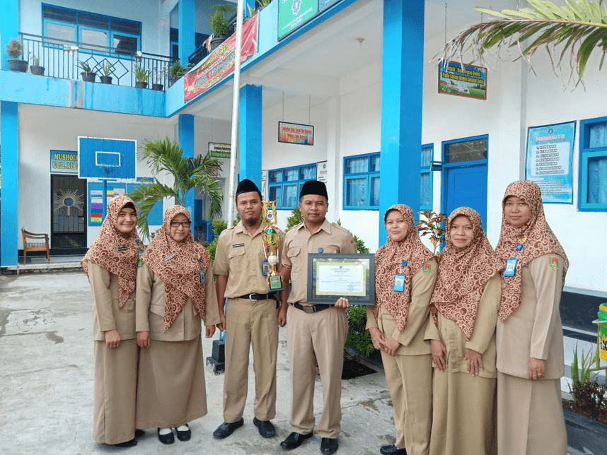 JUARA: Kepala sekolah didampingi jajaran guru MTs Muhammadiyah Bumirejo Mungkid. (Foto: Istimewa)