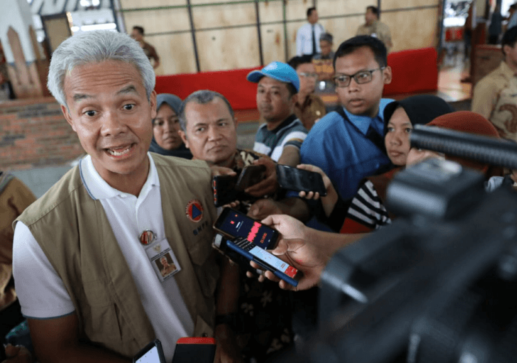 TANGGAPAN: Gubernur Jawa Tengah Ganjar Pranowo saat diwawancara terkait kasus perundungan di SMP Purworejo. (Foto: Humas Pemprov Jateng)