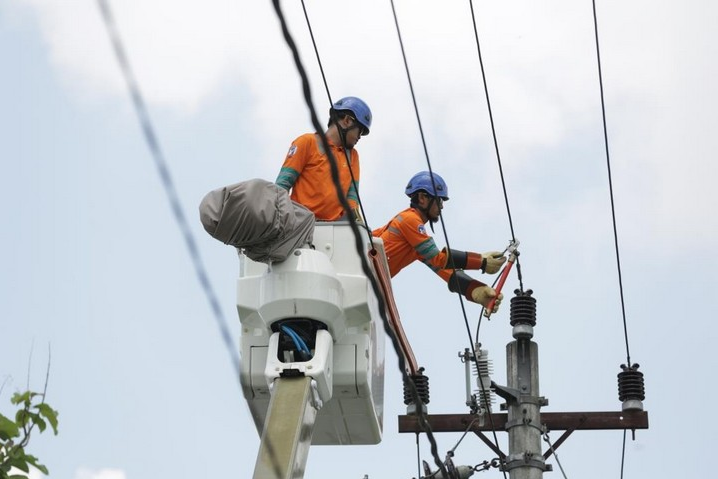 PERAWATAN: Petugas PLN melakukan perawatan berkala jaringan listrik. (Foto: Internet)