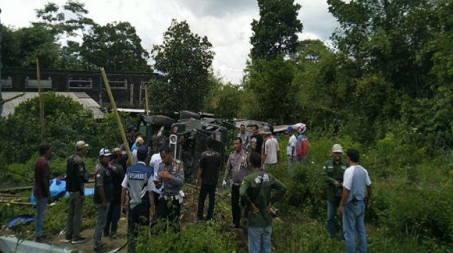 KECELAKAAN: Sebuah mobil jeep yang membawa lima wisatawan asal Jabar di mengalami kecelakaan. (Foto: Istimewa)